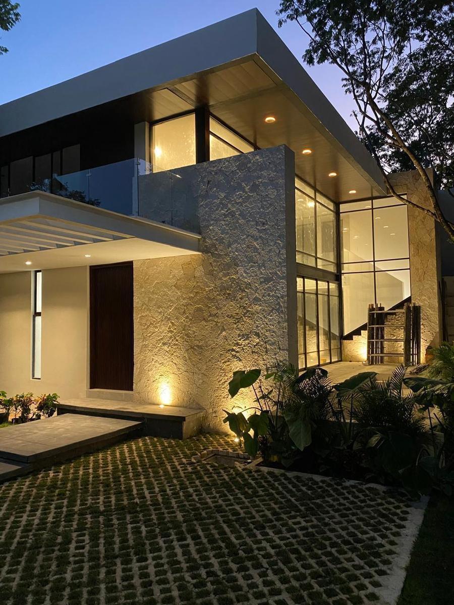 Fachada nocturna de Casa Mayakoba